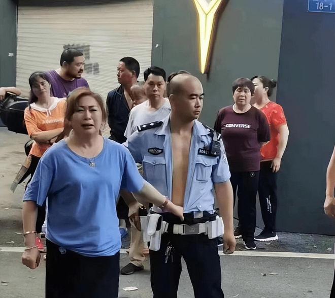 重慶持槍小伙視頻最新,重慶持槍小伙視頻最新版，重慶持槍小伙視頻曝光，違法犯罪行為引關(guān)注