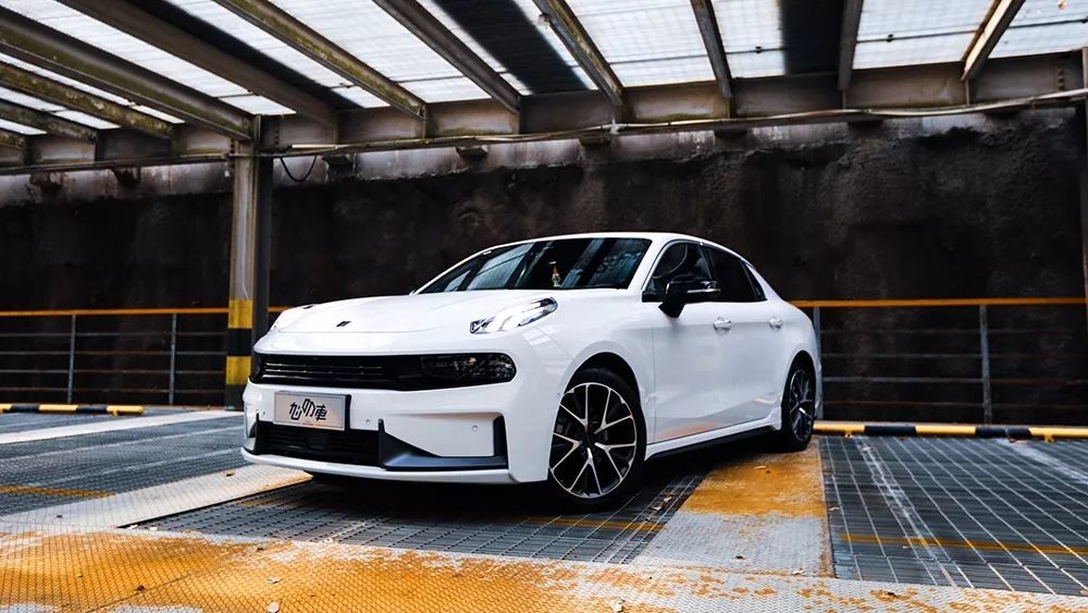 領(lǐng)克06白色新能源汽車，時(shí)尚與環(huán)保的完美融合，領(lǐng)克06純白新能源，時(shí)尚環(huán)保新潮流